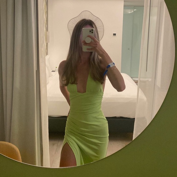 💚most FLATTERING Green dress💚 - Picture 1 of 5